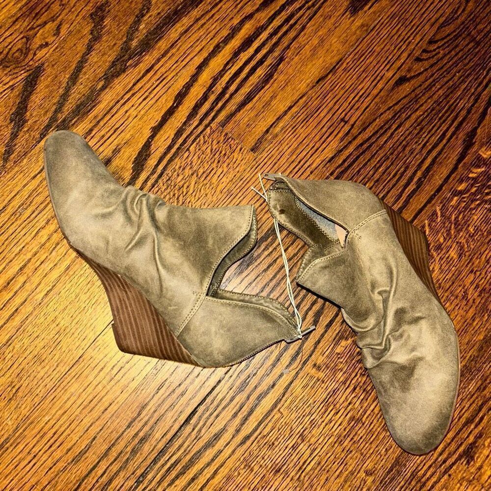 New Report Wedges - Picture 2 of 4
